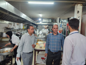 نظارت بر تهیه وتوزیع غذای پرسنل اجرایی انتخابات مرحله دوم ریاست جمهوری توسط کارشناسان بهداشت محیط مرکز بهداشت ساوه